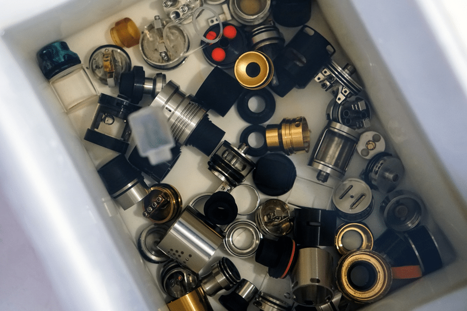 Spalona grzałka e-papierosa, zniszczona wata vape, uszkodzony mesh coil, suchy hit konsekwencje - Jak nie spalić grzałki w e-papierosie? Praktyczne rady | VEEV Polska
