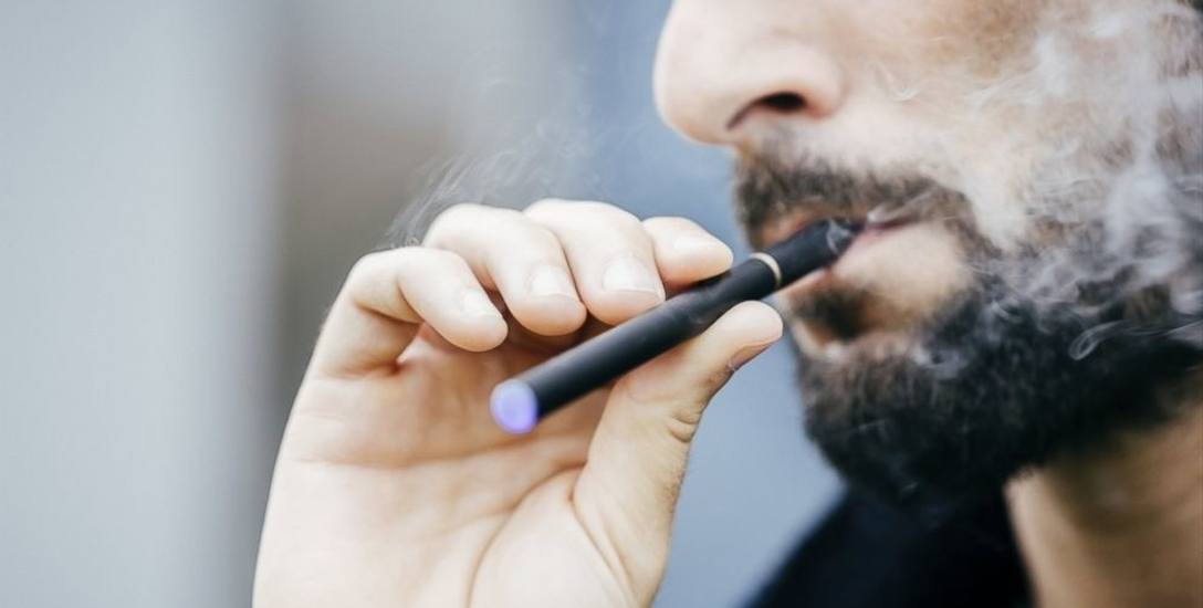 RandM Tornado 15000 Puffs e-papieros, złącze USB-C, ładowalny vape jednorazowy, smak Strawberry Red Bull, innowacyjny e-papieros, wysoka wydajność - RandM Tornado 15000 | Pudełko 10 sztuk | 119,99€