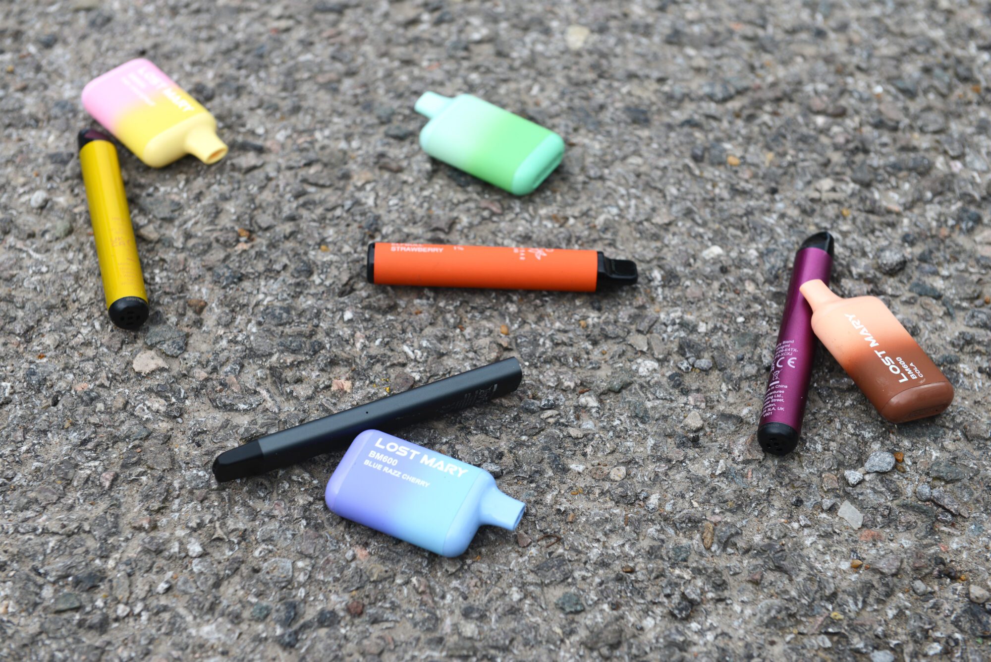 e-papieros jednorazowy dla początkujących, łatwy vape, prosty e-papieros, osoba paląca jednorazówkę bez problemu, łatwość użytkowania vape - Jednorazowy e-papieros bez nikotyny X-Bar Lush Ice