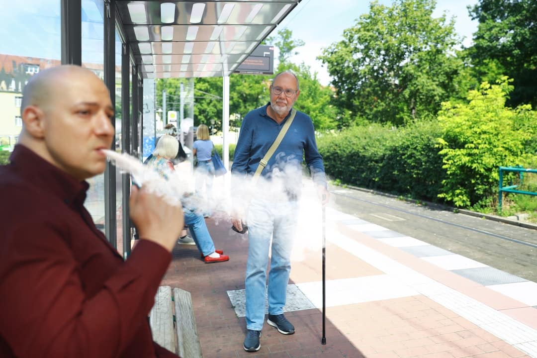 Zdjęcie przedstawiające nowoczesne e-papierosy wielorazowe typu pod system, takie jak Oxva Xlim lub Vaporesso Xros, często z buteleczką liquidu obok.