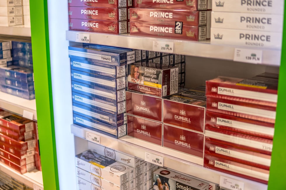 Grafika przedstawiająca e-papierosy i jednorazowe vapey na celowniku, otoczone strzałkami wskazującymi na wzrost cen, symbolizujące apokalipsę cenową.