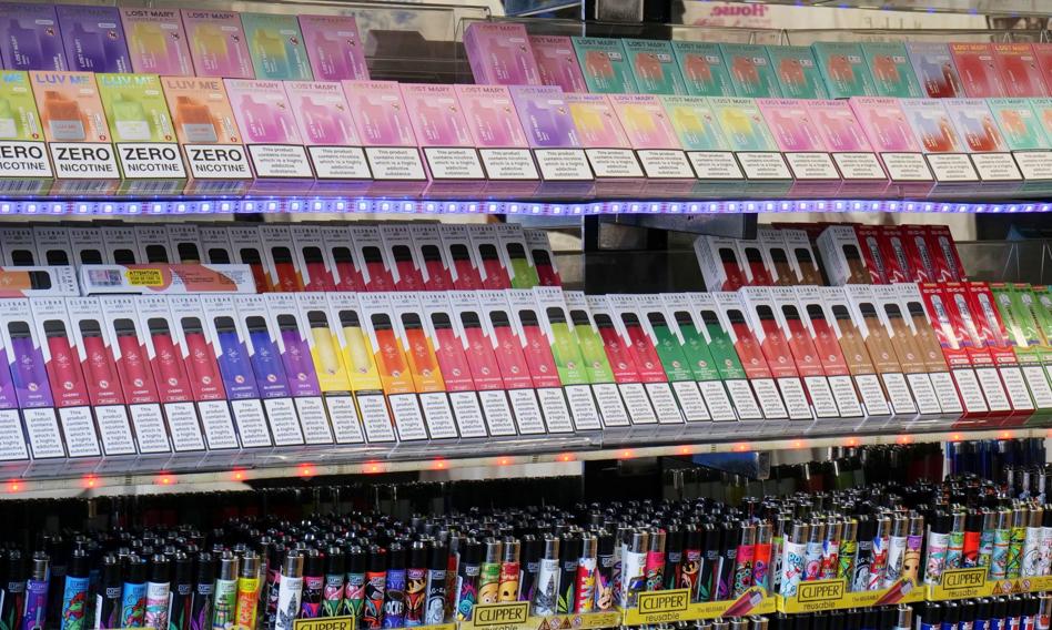 Graficzne przedstawienie buteleczki liquidu 10 ml z widoczną, drastycznie podwyższoną ceną, symbolizujące wpływ akcyzy na produkty liquidowe.
