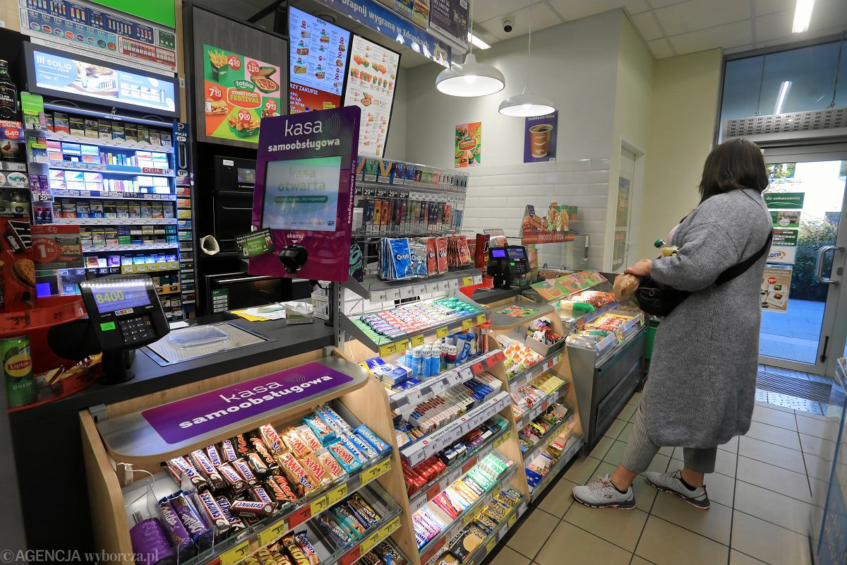 Wnętrze sklepu Żabka z widoczną półką produktów tytoniowych i nikotynowych, sugerującą przyszłe zmiany cen i dostępności.