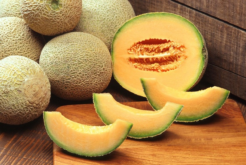 Kompozycja soczystych owoców tropikalnych: melona, mango i marakui, symbolizująca nutę głowy smaku Bingo Crush.