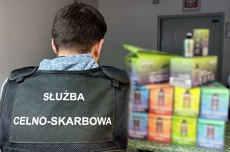Zdjęcie kolorowych, smakowych e-papierosów jednorazowych z wyraźnym znakiem zakaz lub stop nałożonym na nie, symbolizujące wycofanie z rynku.
