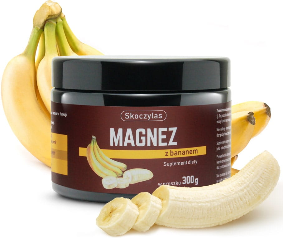 Kobieta zastanawiająca się nad wyborem między jedzeniem banana a przyjmowaniem suplementów diety, trzymająca w rękach banana i wyniki badań krwi.