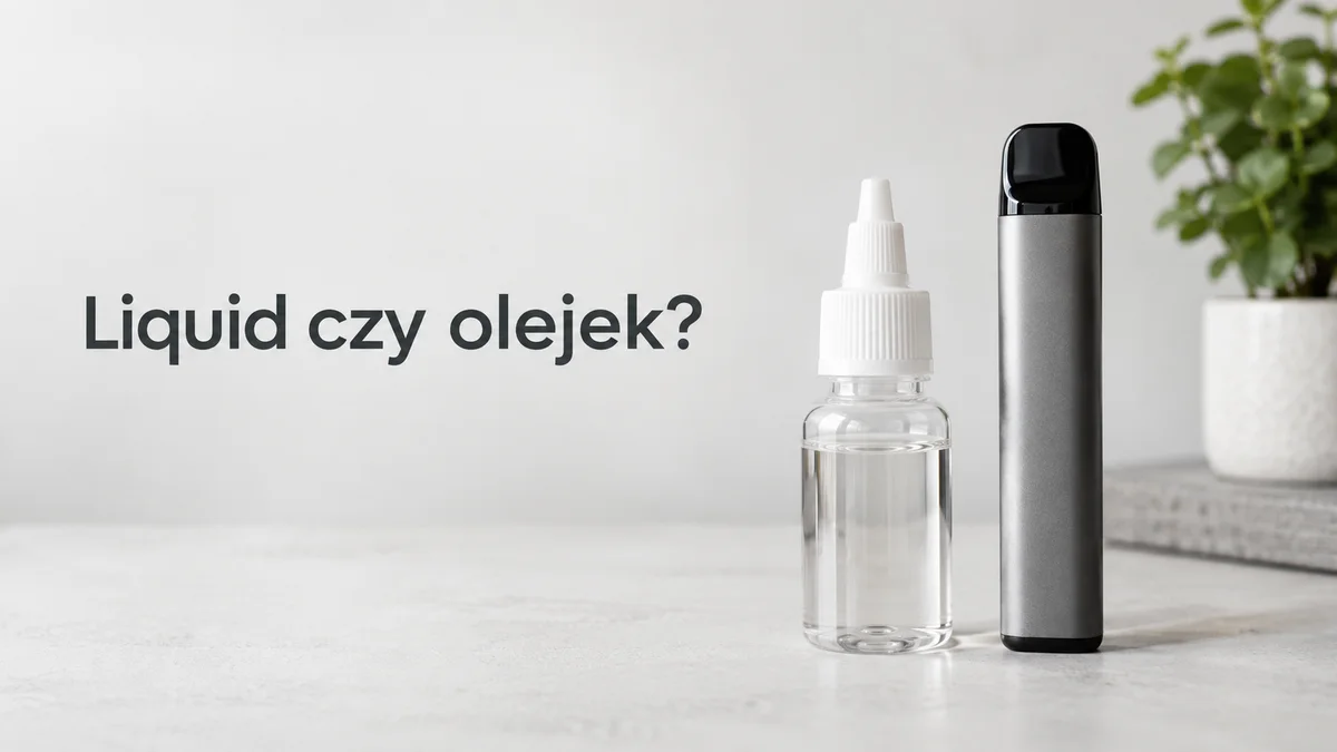 Mała buteleczka z przezroczystym płynem bez etykiety obok jednorazowego e-papierosa bez oznaczeń
