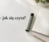 Szałwiowo-srebrne urządzenie bez logo obok otwartego pustego notesu i ołówka